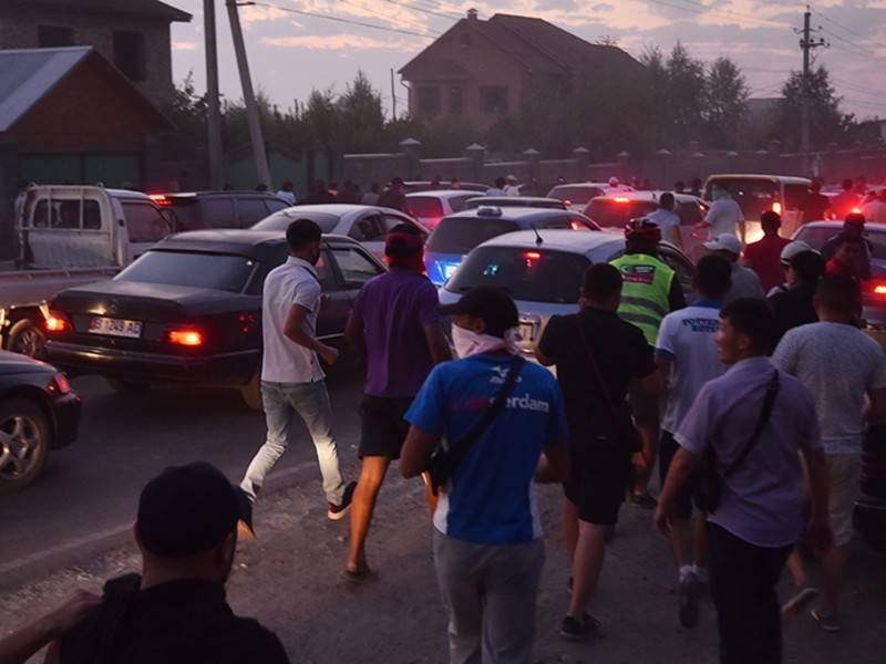 Во время беспорядков в Бишкеке задержали 40 сторонников Атамбаева