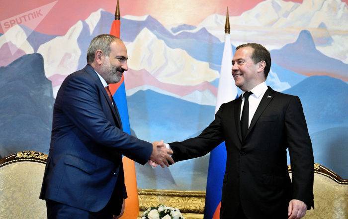 Пашинян и Медведев обсудили сотрудничество в сферах атомной энергетики, газа и туризма