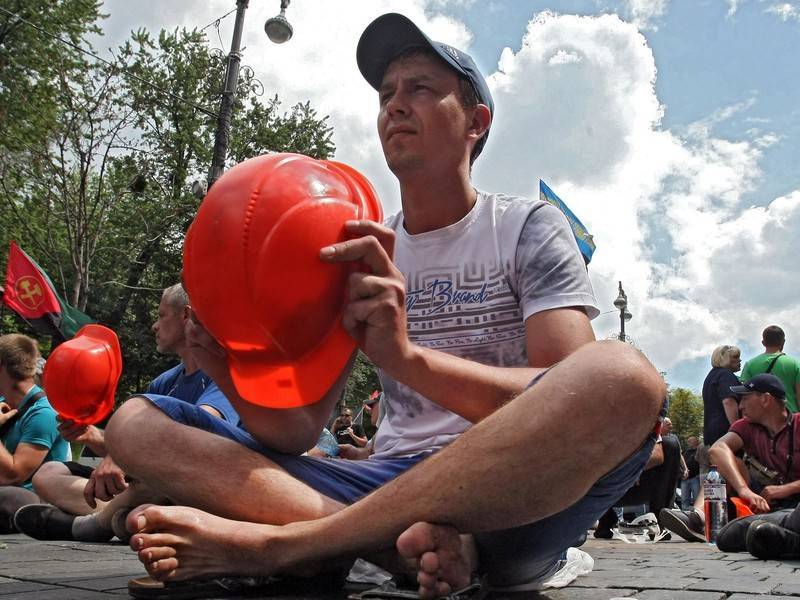 В Донецкой области шахтёры вновь перекрыли дорогу из-за долгов по зарплате