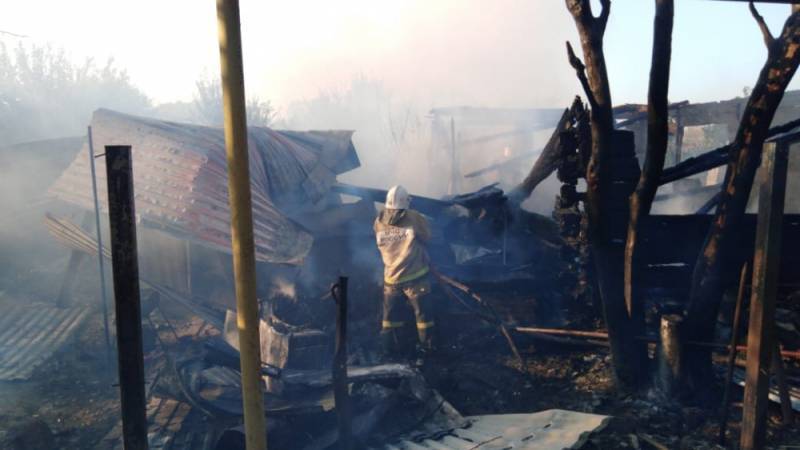 В Астраханской области горели два дома, три автомобиля и три хозпостройки