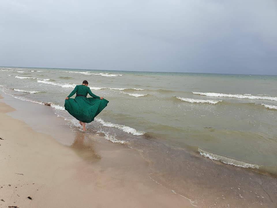 Савченко устроила фотосессию в зеленом платье на берегу Балтики