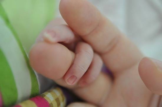 Эксперт оценил данные Росстата о возрасте рождения первого ребёнка
