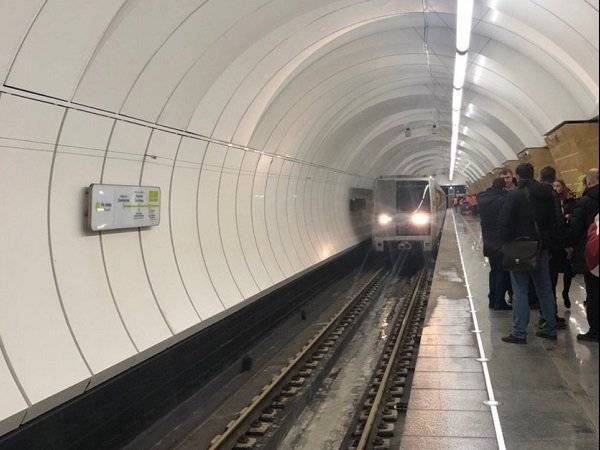 Мужчина погиб после падения на рельсы метро в Москве