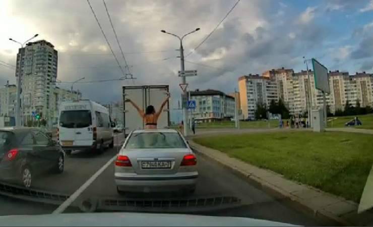 В Минске обнаженная девушка танцевала, высунувшись из люка авто — видео