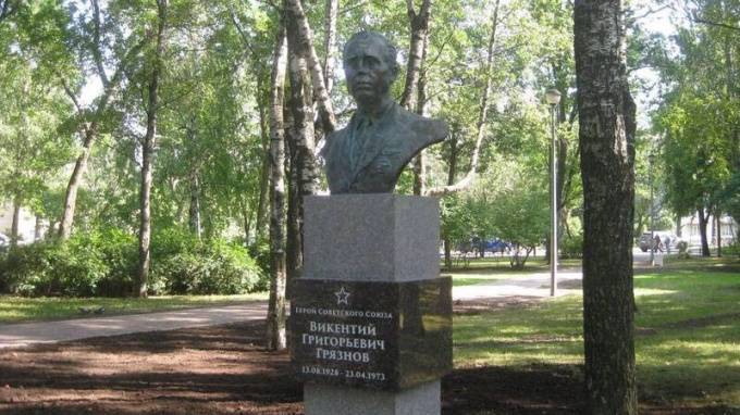 В сквере на улице Пилотов установили памятник бортмеханику Викентию Грязнову