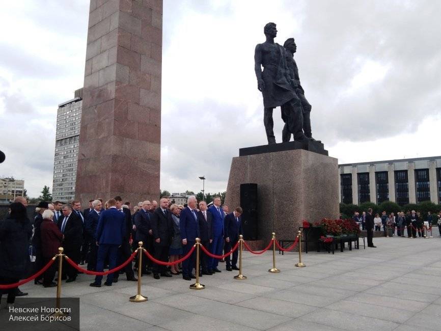 Глава Петербурга Беглов возложил цветы к Монументу защитникам Ленинграда на площади Победы