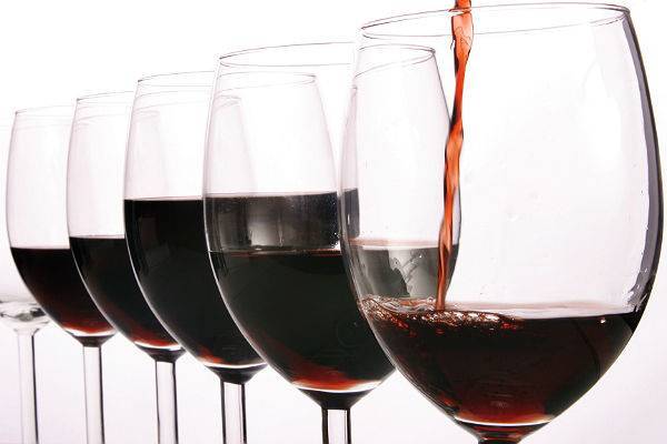Кардиохирург опроверг мнение о пользе вина для сердца