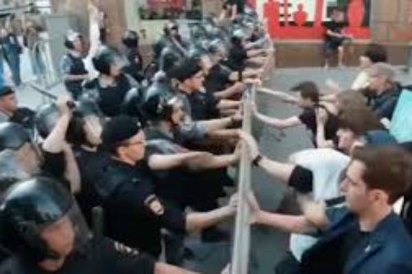 Прокуратура уличила полицию в необоснованных задержаниях подростков на акции 27 июля