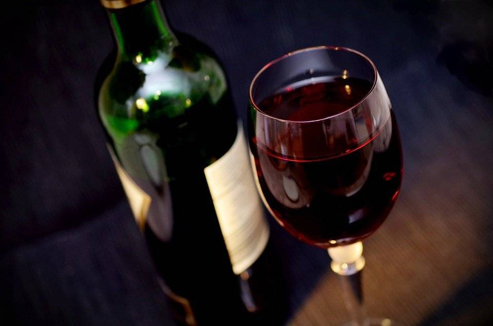 Врач опроверг популярный миф о пользе вина