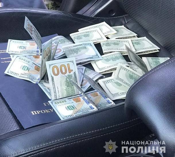 В Киеве на взятке в пять тысяч долларов задержаны два прокурора