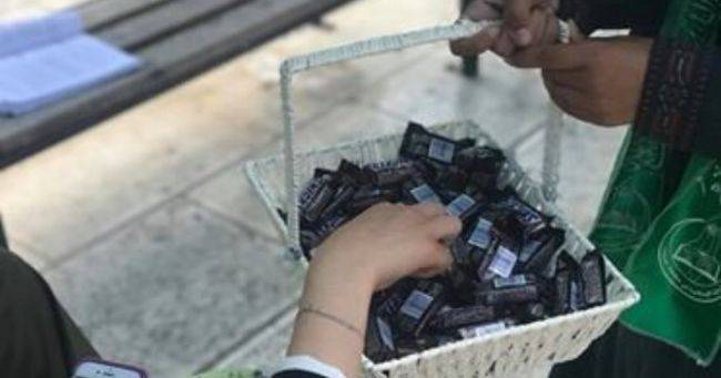 Палестинцы раздают конфеты в честь убийства Двира Сорека