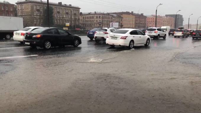 Летний дождь спровоцировал 8-балльные пробки на дорогах Петербурга