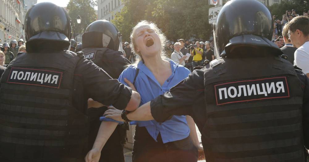 Митингующих в России решили спрятать от горожан