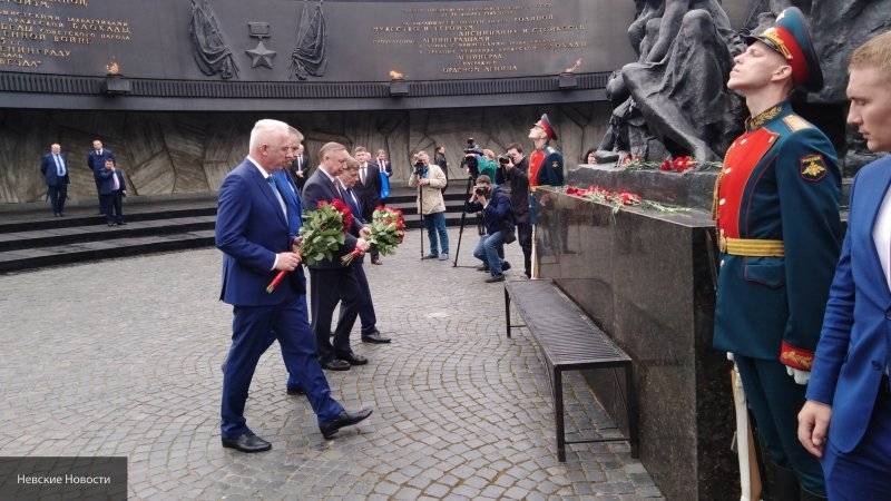 Беглов возложил цветы в знак памяти на церемонии ко Дню окончания Ленинградской битвы