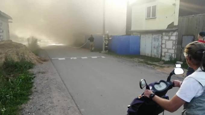 Видео: в деревне Бегуницы горит частный дом