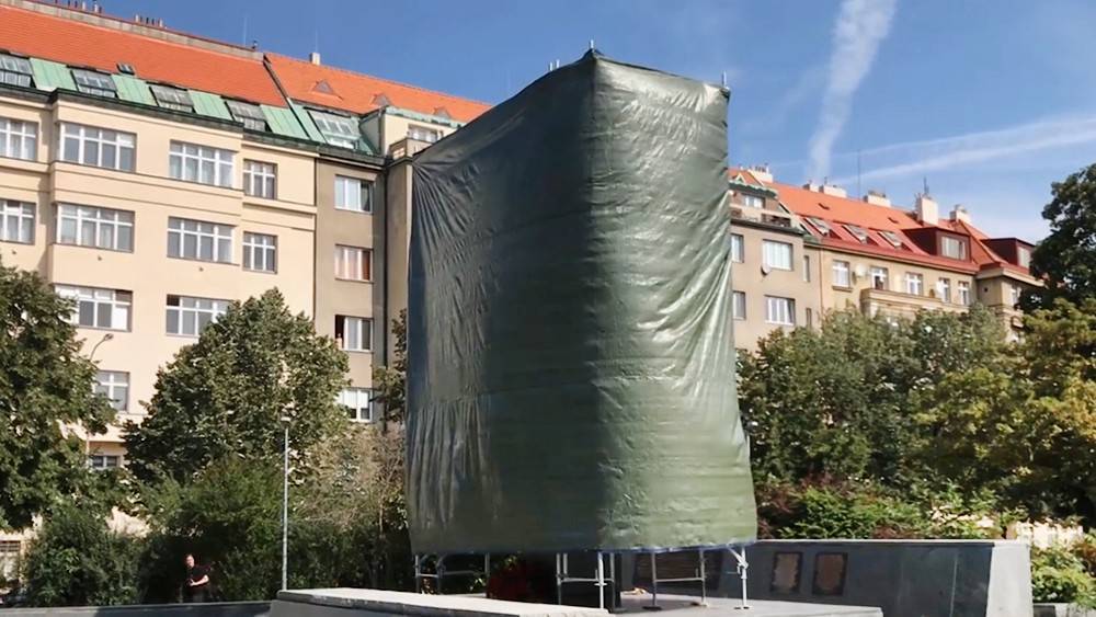 В Праге закрыли брезентом памятник маршалу Коневу