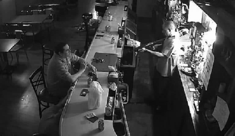 «Я не играю в твою игру»: на вирусном видео посетитель бара спокойно закуривает сигарету перед вооруженным грабителем