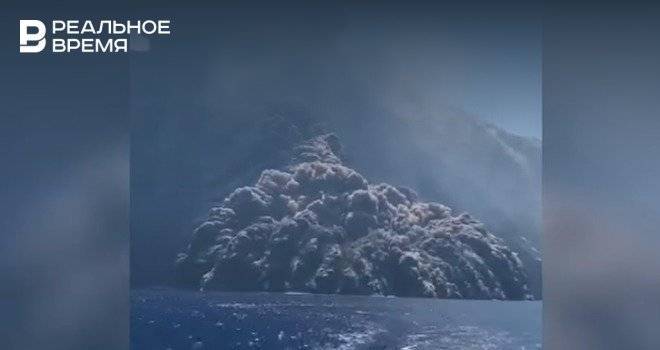 Туристы сняли видео вблизи извержения вулкана около Сицилии