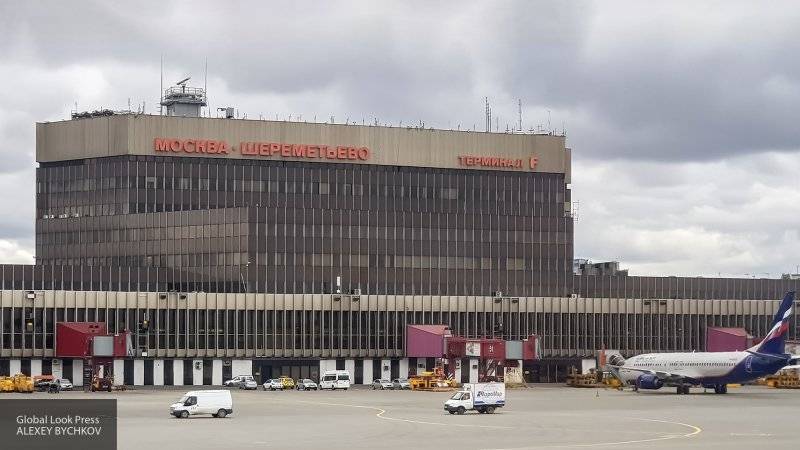 Boeing 737 экстренно сел в столичном аэропорту Шереметьево с неисправным двигателем