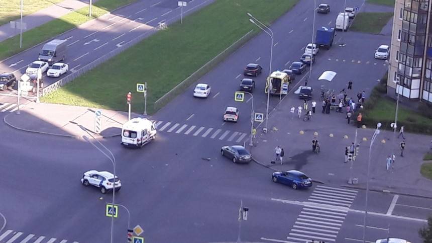 Шокирующие кадры: Lada переехала коляску на тротуаре в Петербурге