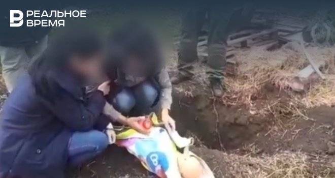 Следком опубликовал видео следственного эксперимента с убившей своего ребенка матерью из Башкирии