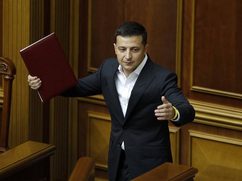 Зеленский хочет разрешить украинцам вносить законы в Раду