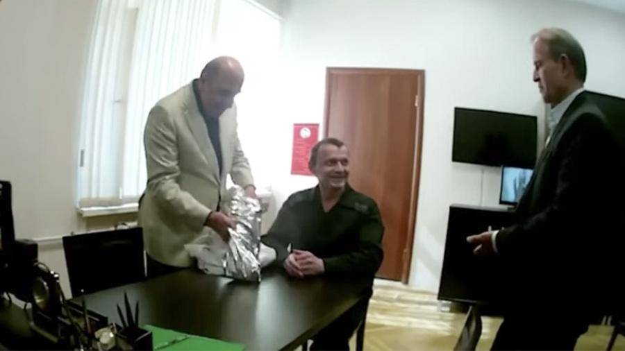 Появилось видео передачи сала украинским заключенным в «Лефортово»