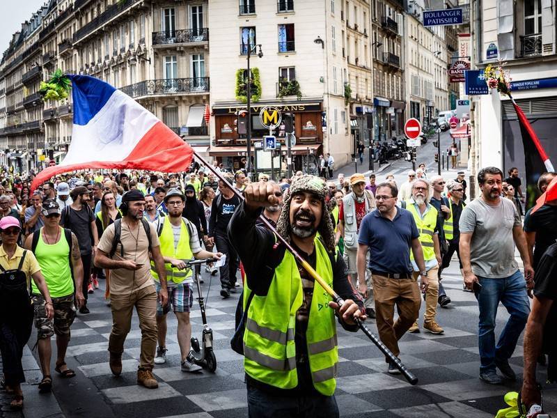 Полиция Парижа применила газ против «жёлтых жилетов»