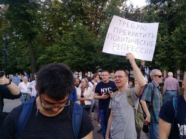В Москве на протестном шествии произошла потасовка. В Петербурге на акции задержали трех человек