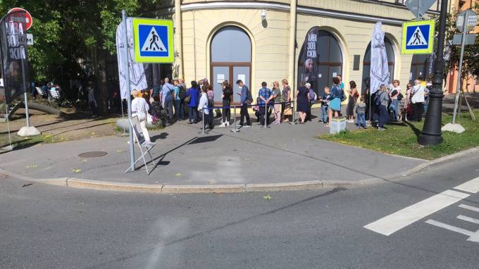 В последний день работы выставки Айвазовского в Кронштадте люди стоят в очередях 6 часов