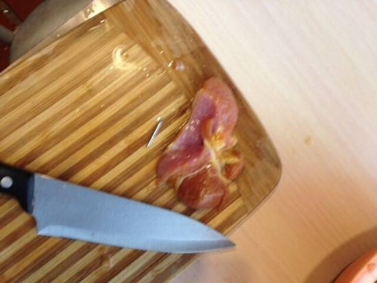 Иглу от шприца нашли в мясе, купленном в сетевом магазине в Кемерове.