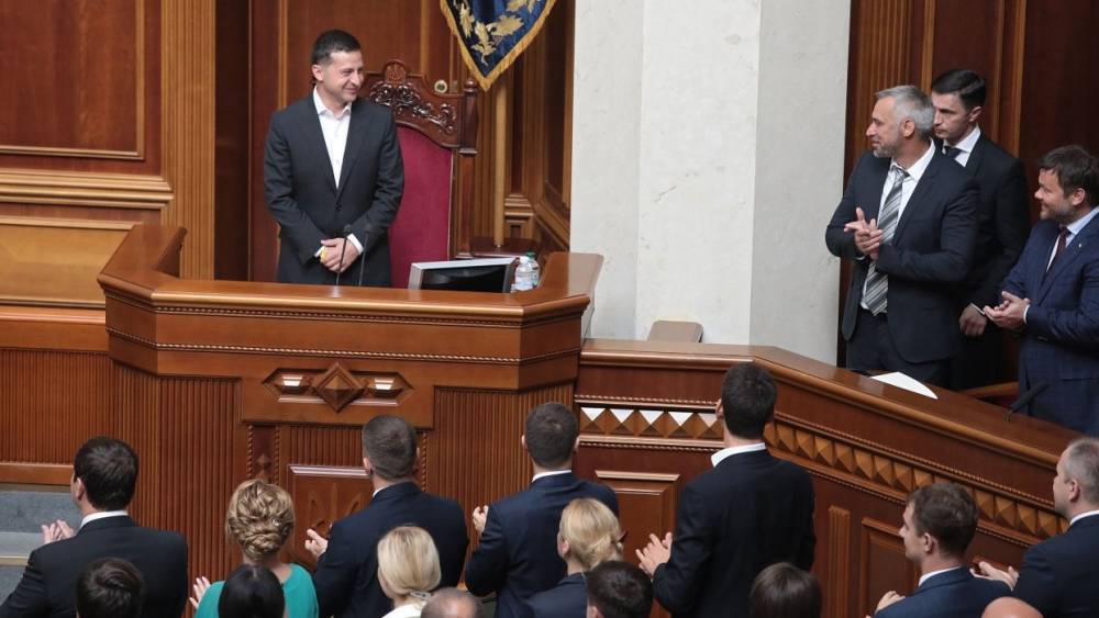 Зеленский предложил лишать депутатов-прогулочников мандата
