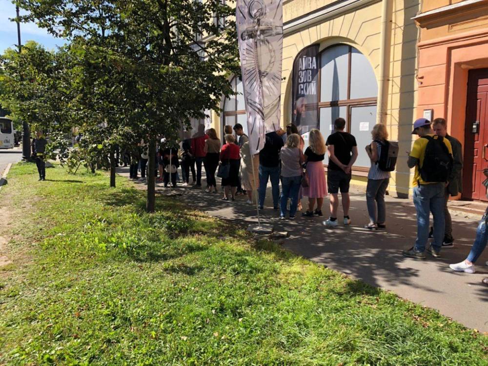 Последний день выставки Айвазовского в Кронштадте собрал огромную очередь