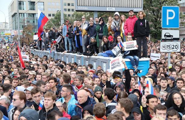 Около 750 человек принимают участие в несанкционированной акции в центре Москвы