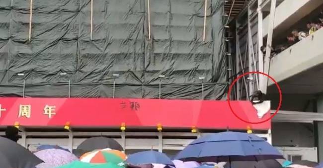 Протесты в Гонконге: Митингующие стали срывать китайские флаги — Новости политики, Новости Азии