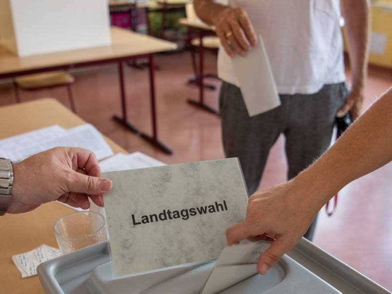 Выборы в парламенты Саксонии и Бранденбурга начались в ФРГ