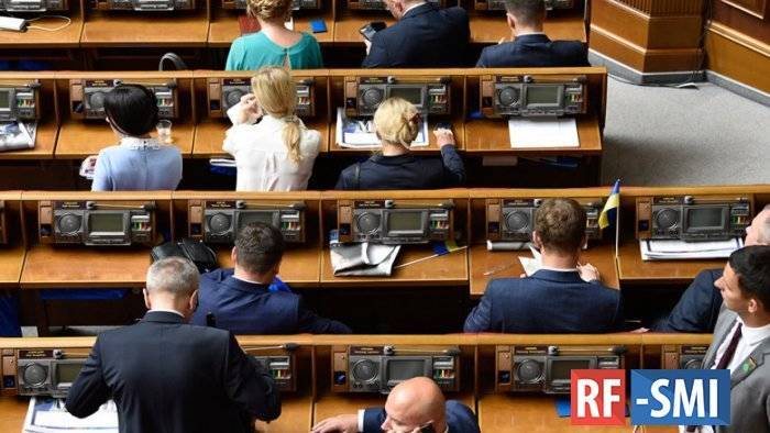 Помощникам российских депутатов повысили зарплаты