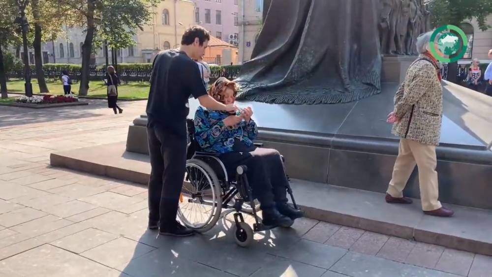 Соболь в пятый раз «арендовала» бабушку-инвалида для жалостных фото с незаконной акции