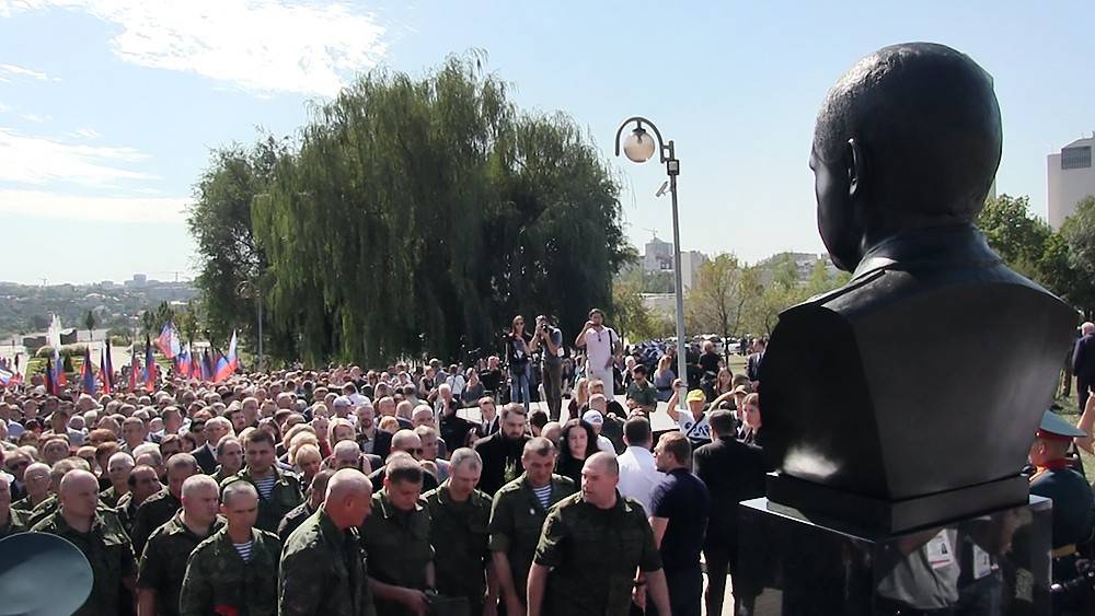 В Донецке открыли памятник Александру Захарченко