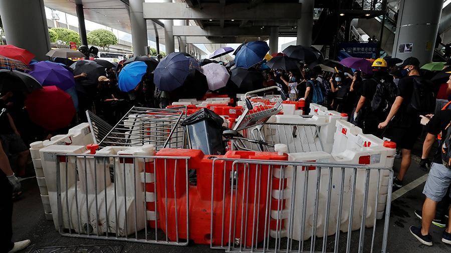 Демонстранты парализовали движение поездов в аэропорт Гонконга