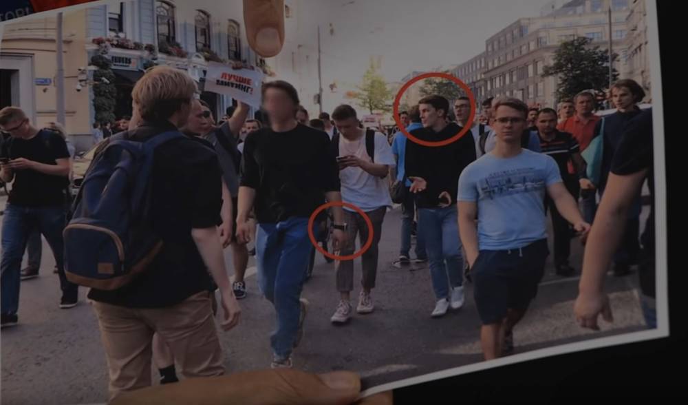 «Новая газета» опубликовала видео, на которое Егор Жуков попал вместе с человеком, «дирижирующим толпой» протестующих
