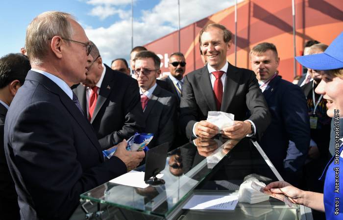 Продавщица с МАКСа рассказала, почему Путин второй раз купил мороженое именно у нее