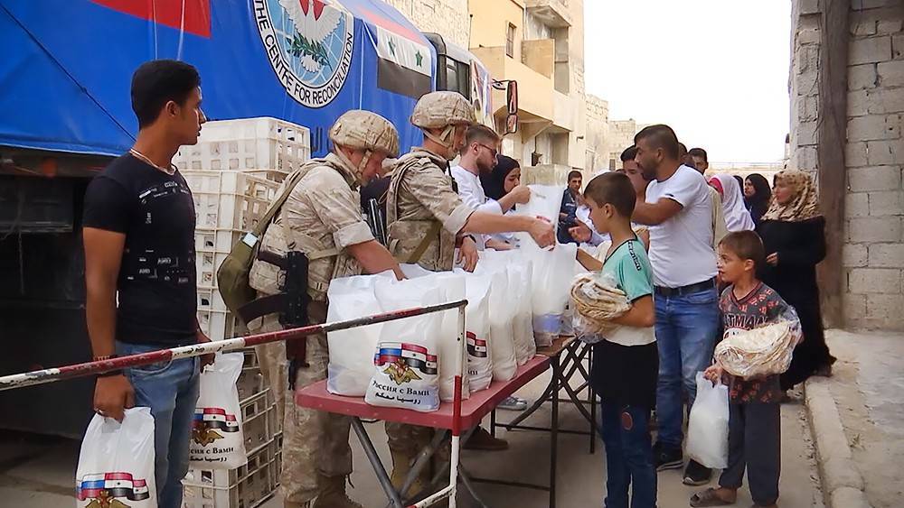 Российские военные доставили гуманитарную помощь жителям Алеппо