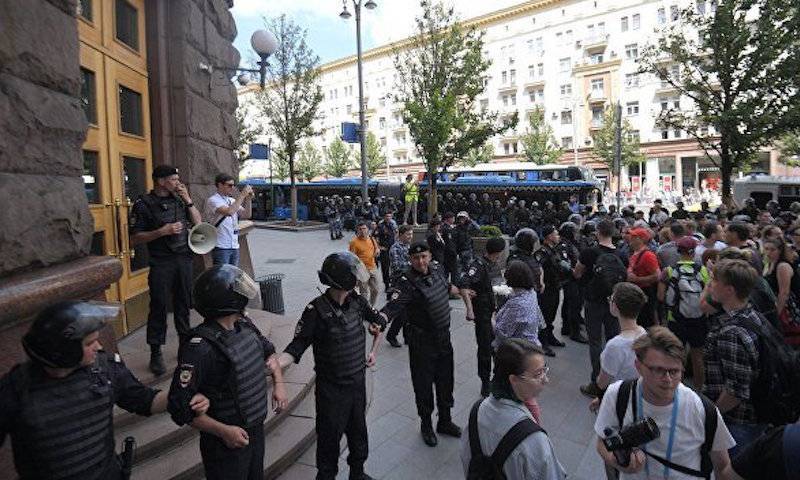 Полиция задержала автобус с оплаченными оппозицией провокаторами для митинга 31 августа