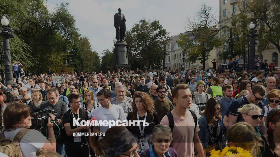 Более тысячи человек вышли на несанкционированную акцию в центре Москвы