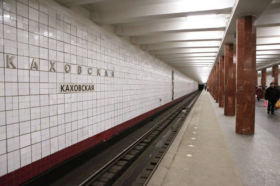Строители демонтировали облицовку на станции метро "Каховская"