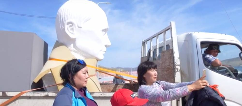 На острове Ольхон на Байкале установили бюст Путина, чтобы привлечь внимание к проблемам населения