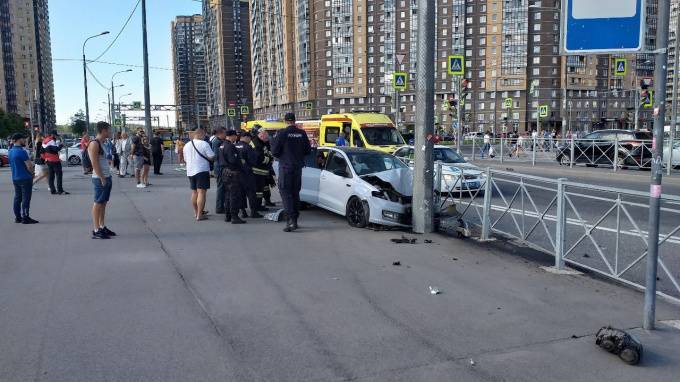 В Петербурге легковушка врезалась в такси и сбила двух пешеходов