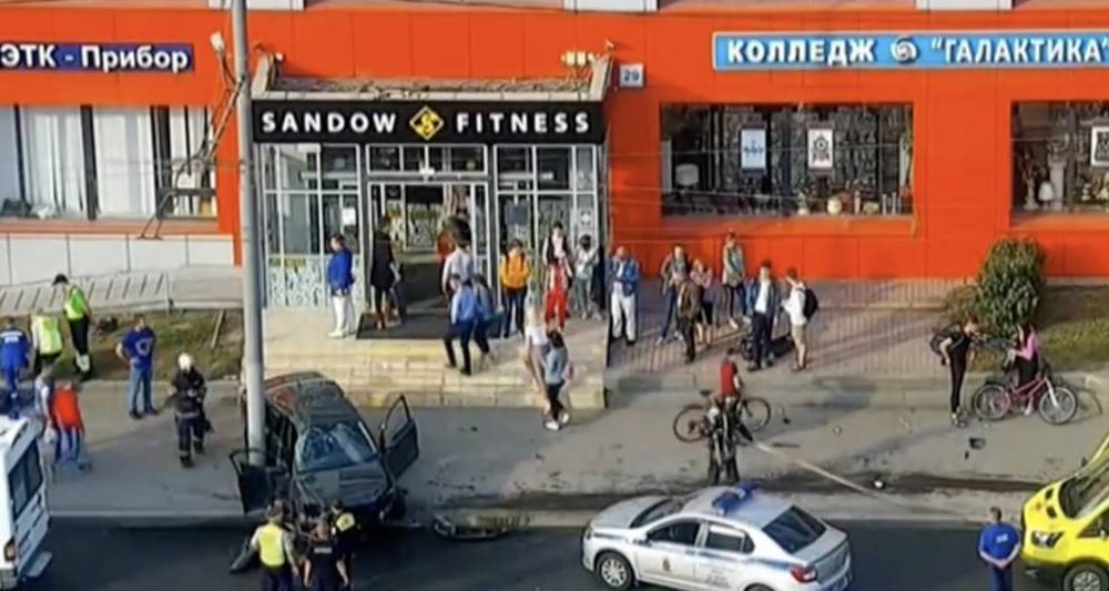 Автомобиль сбил трех человек на юго-востоке Москвы