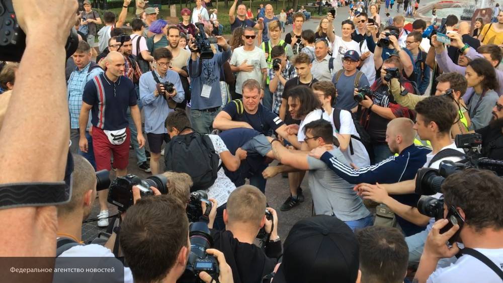 Навальнисты на незаконном митинге 31 августа затравили журналистов федеральных телеканалов